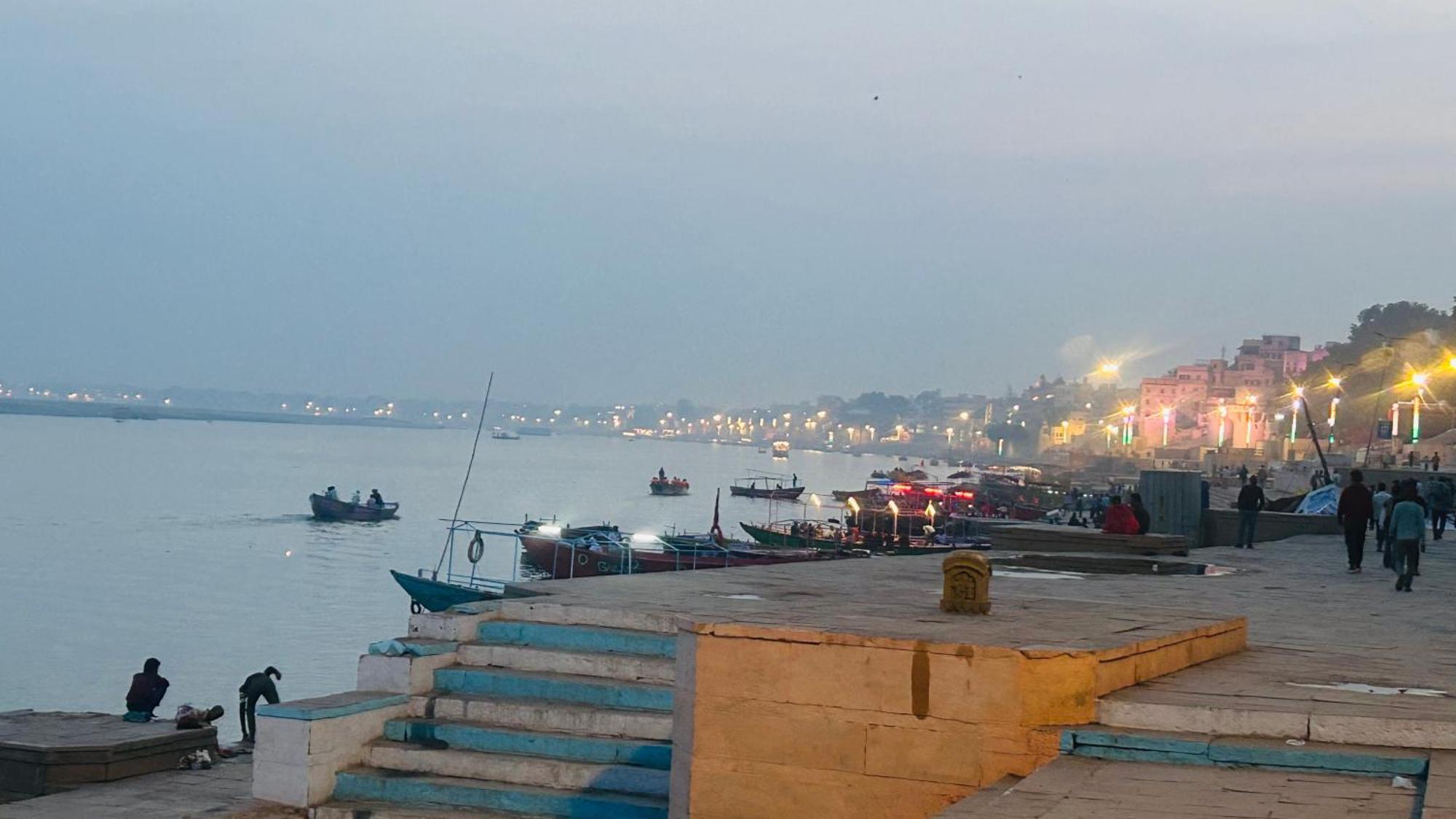 Tandon Lodge On The Ganga Ghat Homestay Varanasi Exterior foto